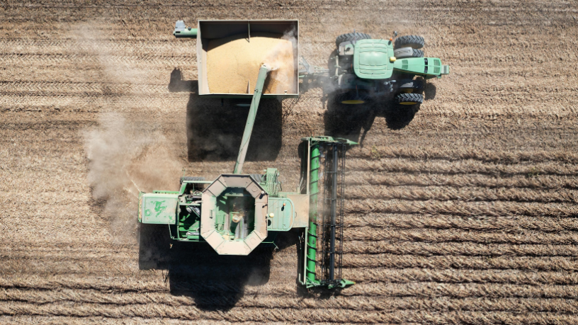 Ao destacar o avanço das máquinas agrícolas, João Eustáquio De Almeida Junior explica como essas inovações mudaram a dinâmica e a eficiência do agronegócio.