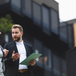 Com juros elevados, riscos aumentam e ativos bem localizados ganham vantagem, analisa Alex Nabuco dos Santos.