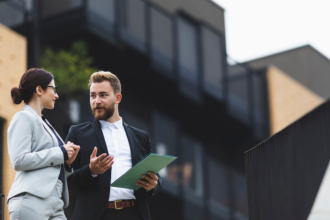 Com juros elevados, riscos aumentam e ativos bem localizados ganham vantagem, analisa Alex Nabuco dos Santos.