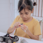 Com Sérgio Bento De Araújo à frente da iniciativa, o tema “Carros na escola” mostra como projetos mão na massa desenvolvem habilidades técnicas, raciocínio lógico e trabalho em equipe muito além da mecânica.