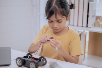 Com Sérgio Bento De Araújo à frente da iniciativa, o tema “Carros na escola” mostra como projetos mão na massa desenvolvem habilidades técnicas, raciocínio lógico e trabalho em equipe muito além da mecânica.