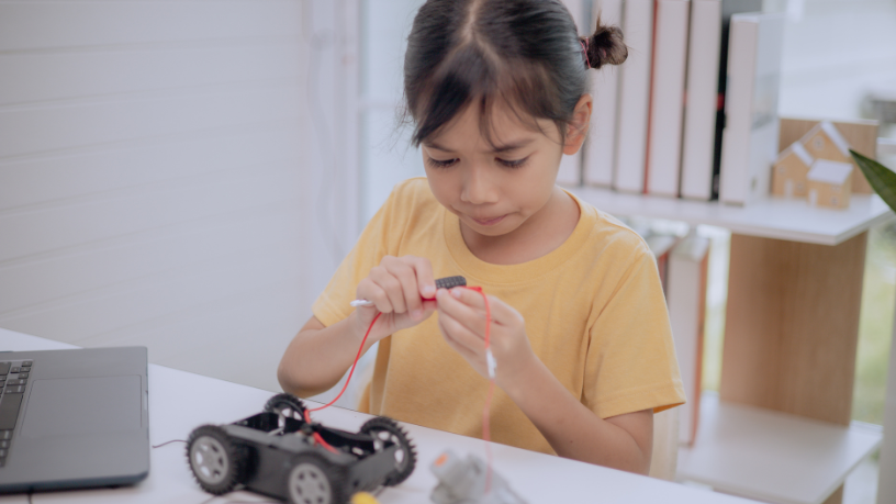 Com Sérgio Bento De Araújo à frente da iniciativa, o tema “Carros na escola” mostra como projetos mão na massa desenvolvem habilidades técnicas, raciocínio lógico e trabalho em equipe muito além da mecânica.