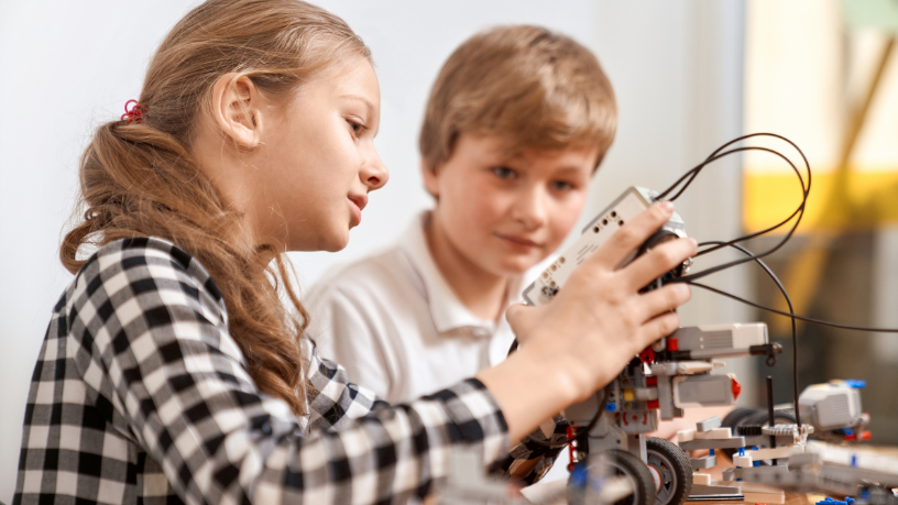 No projeto conduzido por Sérgio Bento De Araújo, “Carros na escola” evidencia como a prática automotiva no ambiente educacional fortalece competências socioemocionais e prepara alunos para desafios reais.