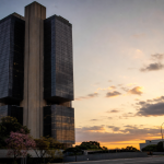 Fachada do Banco Central do Brasil em Brasília, representando a divulgação da ata do Copom e a decisão sobre a taxa Selic
