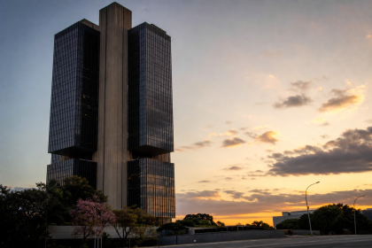 Fachada do Banco Central do Brasil em Brasília, representando a divulgação da ata do Copom e a decisão sobre a taxa Selic