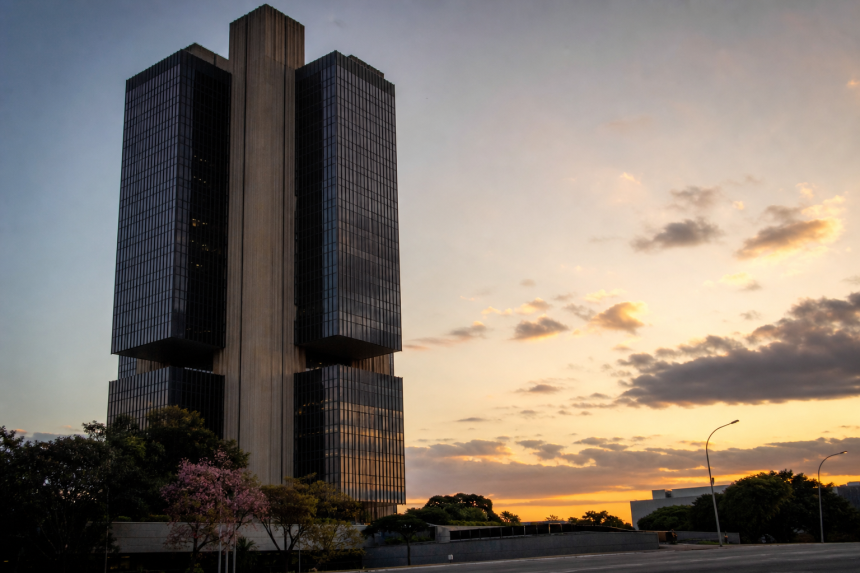 Fachada do Banco Central do Brasil em Brasília, representando a divulgação da ata do Copom e a decisão sobre a taxa Selic