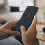 Pessoa confirma pagamento online usando biometria no smartphone