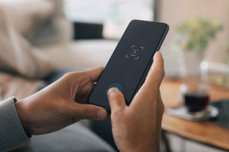 Pessoa confirma pagamento online usando biometria no smartphone