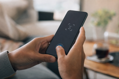 Pessoa confirma pagamento online usando biometria no smartphone