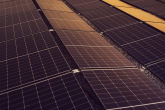 Painéis solares instalados para geração de energia elétrica