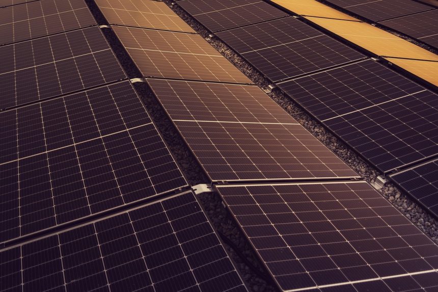 Painéis solares instalados para geração de energia elétrica